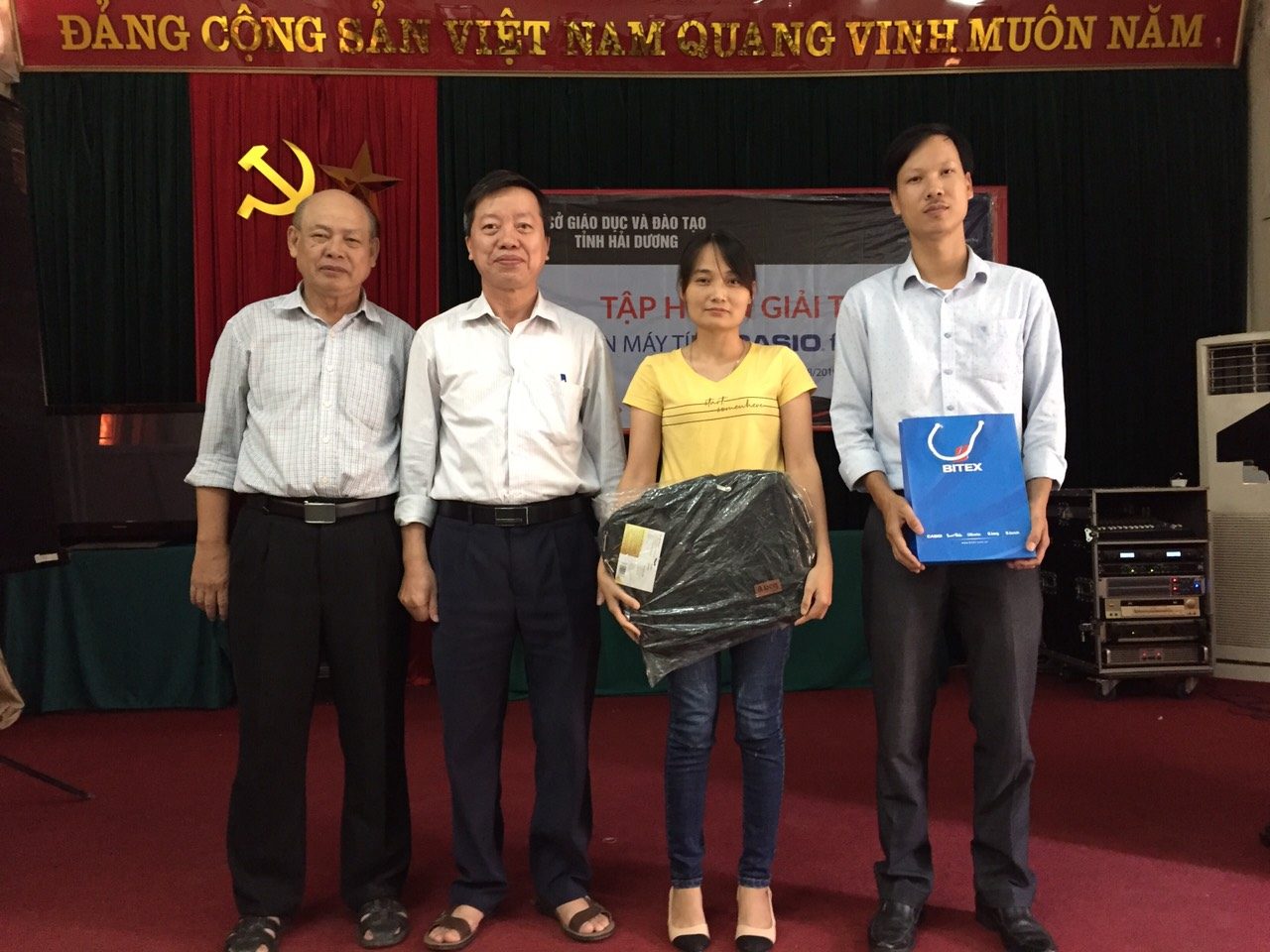 trao qua cho gv xuat sac e1565921626450